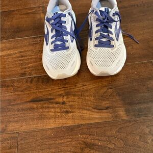 Brooks Women's Athletic Shoes in White and Purple